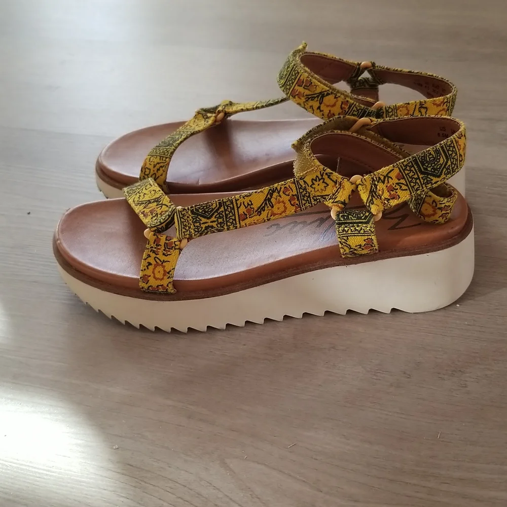 Zodiac Bria Wedge Sandal - Picture 7 of 13